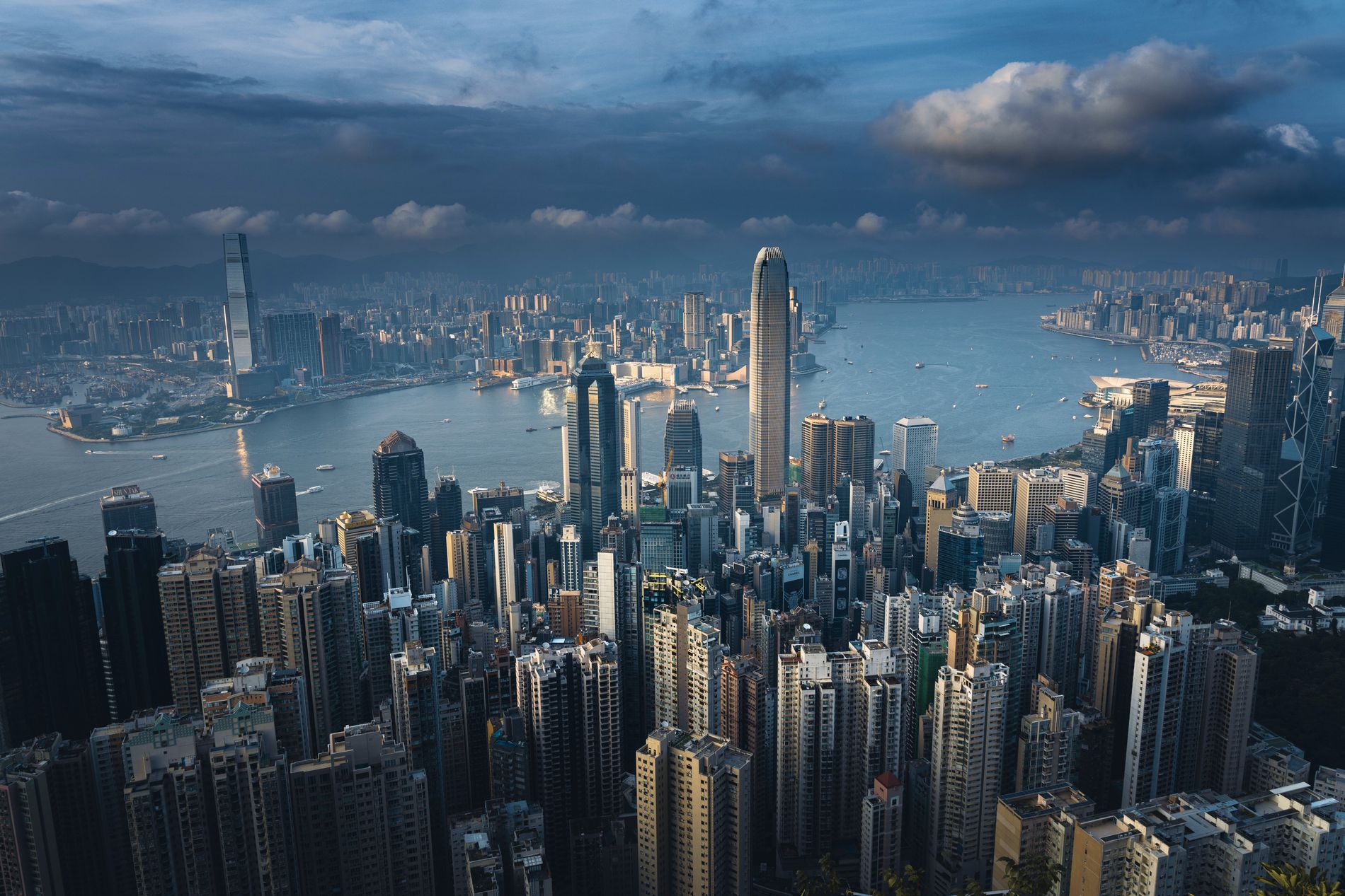 Skyscrapers above the clouds / 云上都市